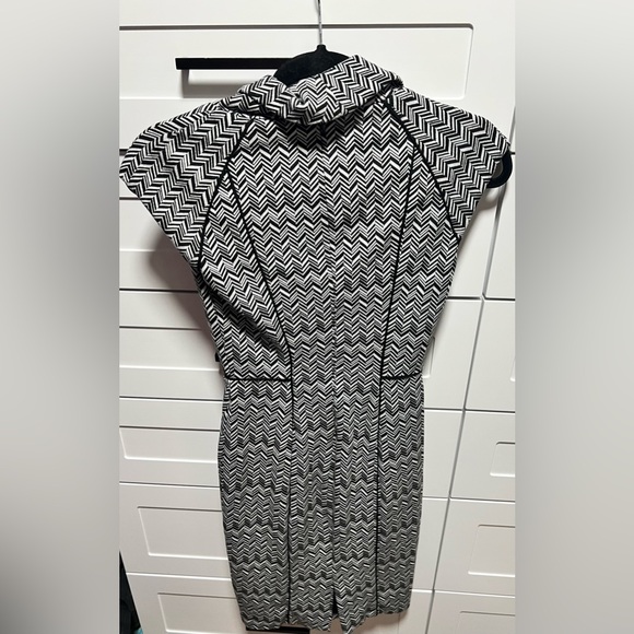 Women's Designer Dress Black White Geo Zigzag Capped Sleeve Stretchy Cowl Neck - Picture 4 of 5